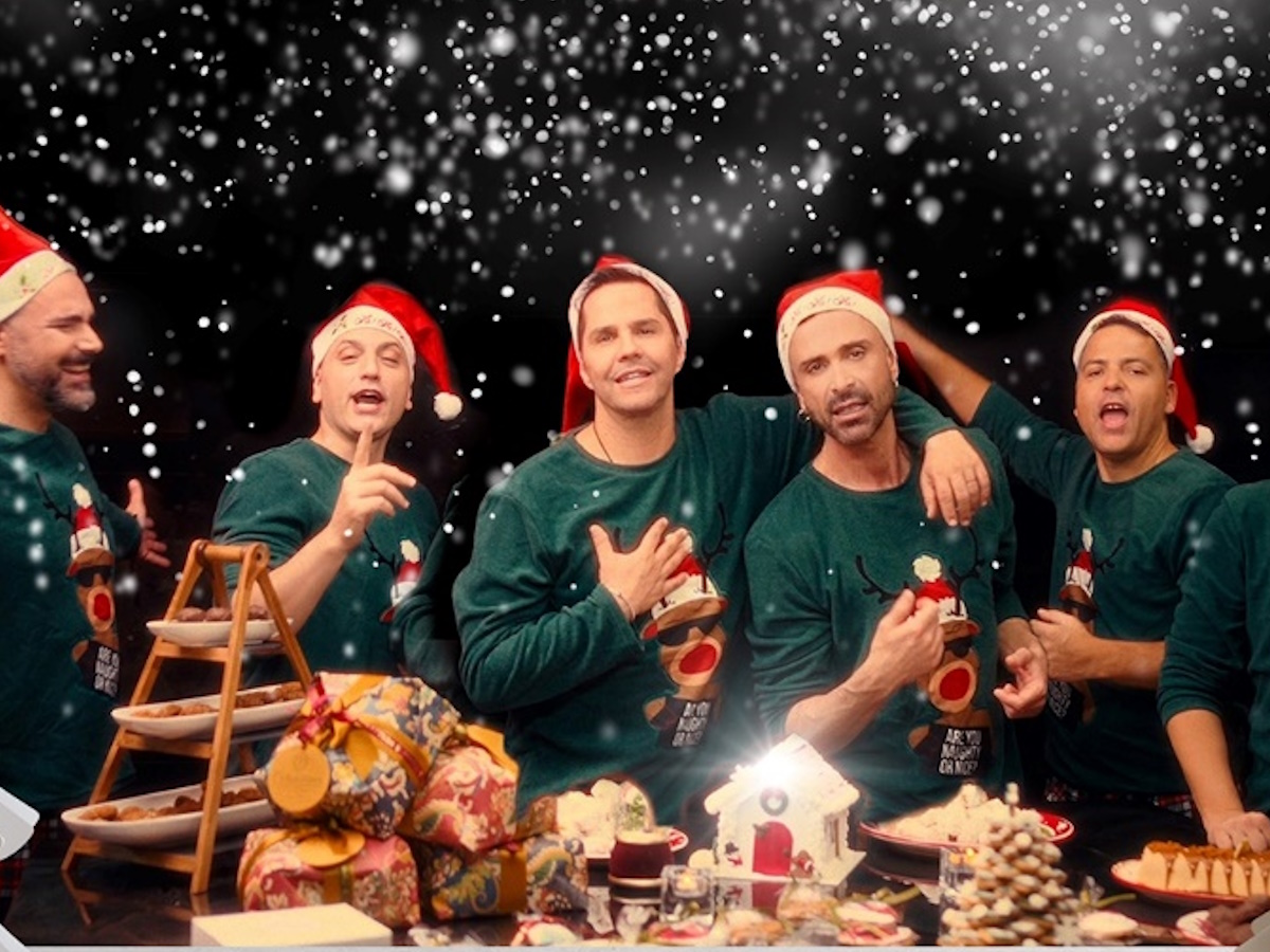 Ο Γιώργος Τσαλίκης μάς ανοίγει το σπίτι του και αφιερώνει «Χριστούγεννα Πρωτοχρονιά… Μια χαρά» με Χριστοφόρου και ONE