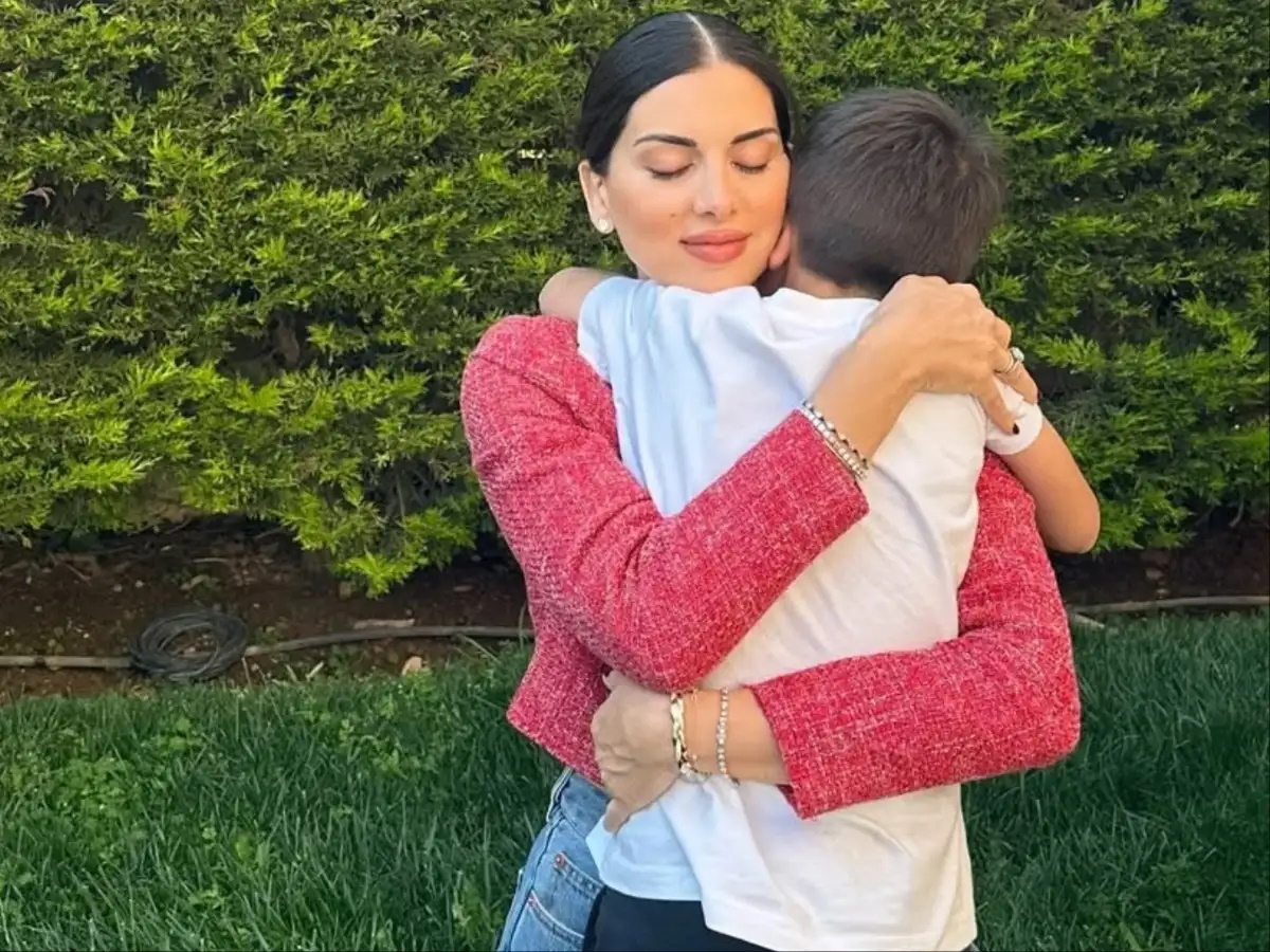 Σταματίνα Τσιμτσιλή: Απαθανατίζει τον 7χρονο γιο της να παίζει πιάνο – Βίντεο