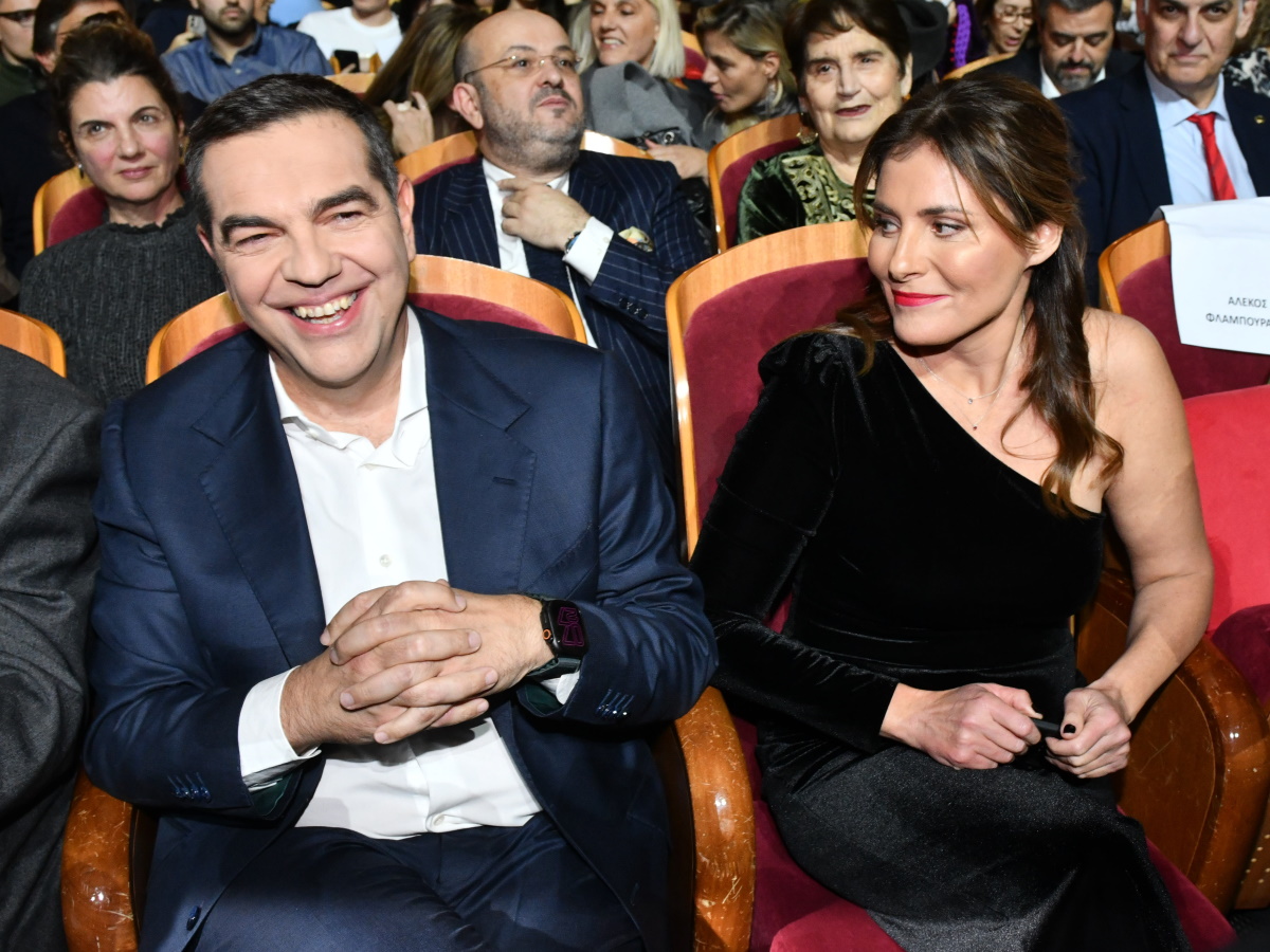 Αλέξης Τσίπρας: Με την Μπέττυ Μπαζιάνα στην παρουσίαση του βιβλίου του, Ιθάκη στο Θέατρο Παλλάς – Φωτογραφίες TLIFE