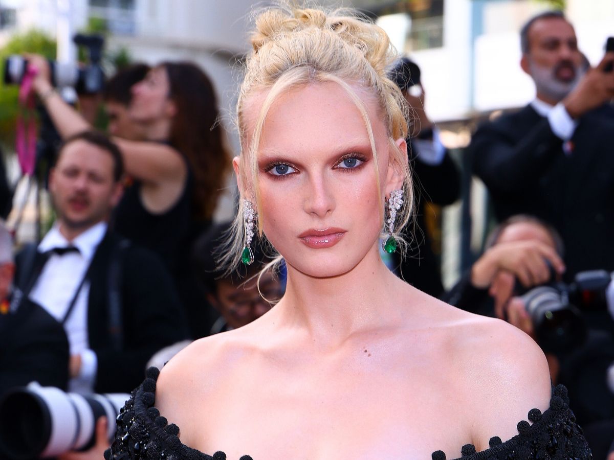 Βουργουνδί μάσκαρα: Δώσε στα γιορτινά looks την πιο τολμηρή πινελιά