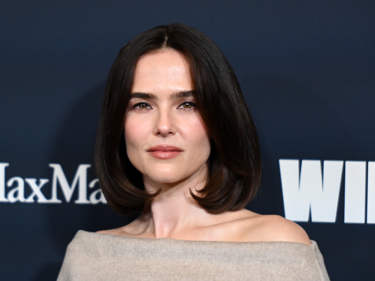 Το beauty look της Zoey Deutch είναι ιδανικό για τις γιορτινές εμφανίσεις που πλησιάζουν