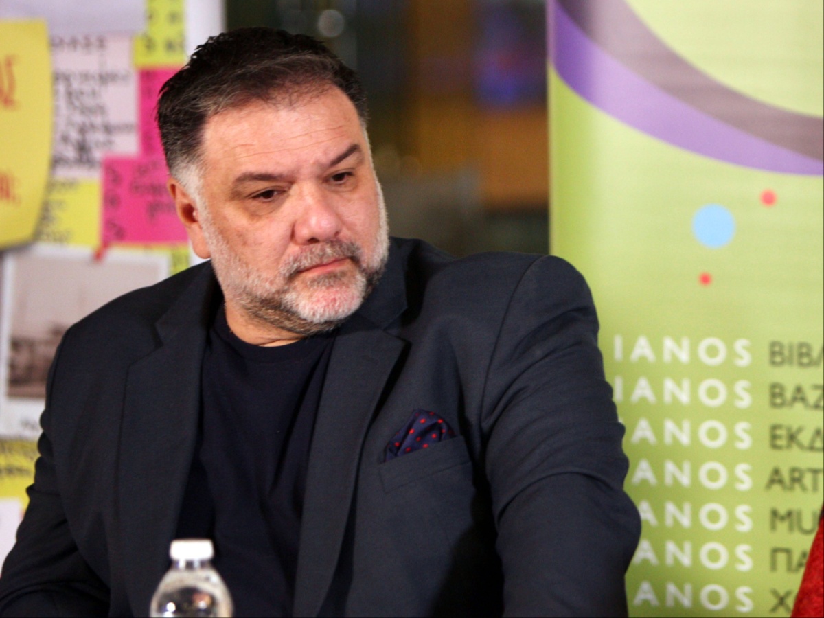 Γρηγόρης Αρναούτογλου: Η πρώην σύντροφός του, Κατερίνα Κόκλα με τον γιο τους στην κηδεία της μητέρας του