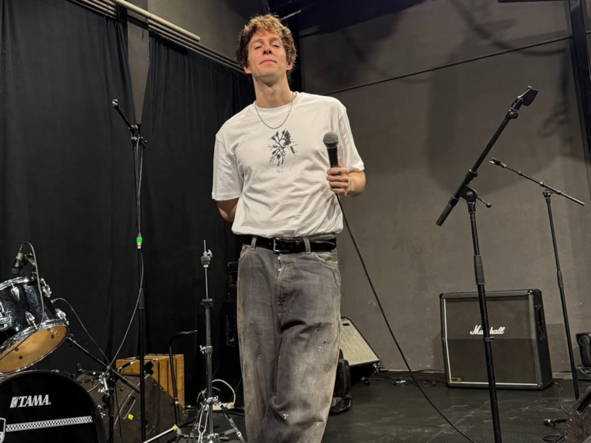 D3lta: Ο υποψήφιος για τον εθνικό τελικό της Eurovision 2026 τραγουδά ημίγυμνος στην βροχή