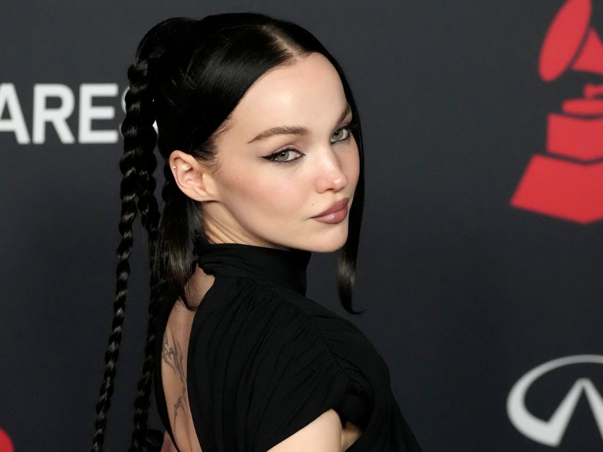 Η Dove Cameron αναβαθμίζει την κλασική αλογοουρά με τον πιο cool τρόπο