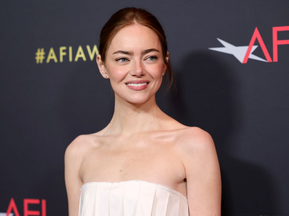 Εmma Stone: Παραδίδει μαθήματα ανεπιτήδευτης κομψότητας με το φίνο eyeliner και το ελαφρώς ατημέλητο bun της