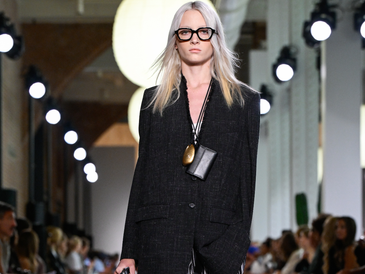 Το πορτοφόλι γίνεται κολιέ και είναι το πιο πρακτικό micro-trend της σεζόν