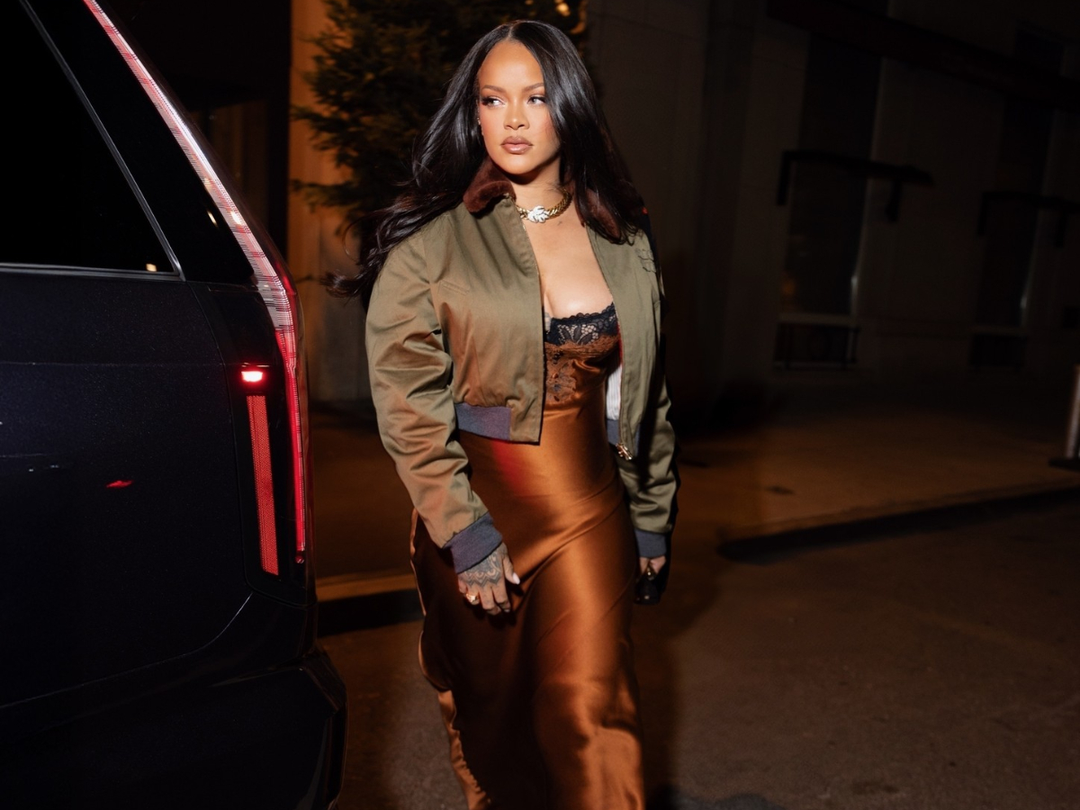 Slip dress: Η Rihanna το συνδύασε με cool πανωφόρι και έδωσε την τέλεια πρόταση για βραδινή έξοδο