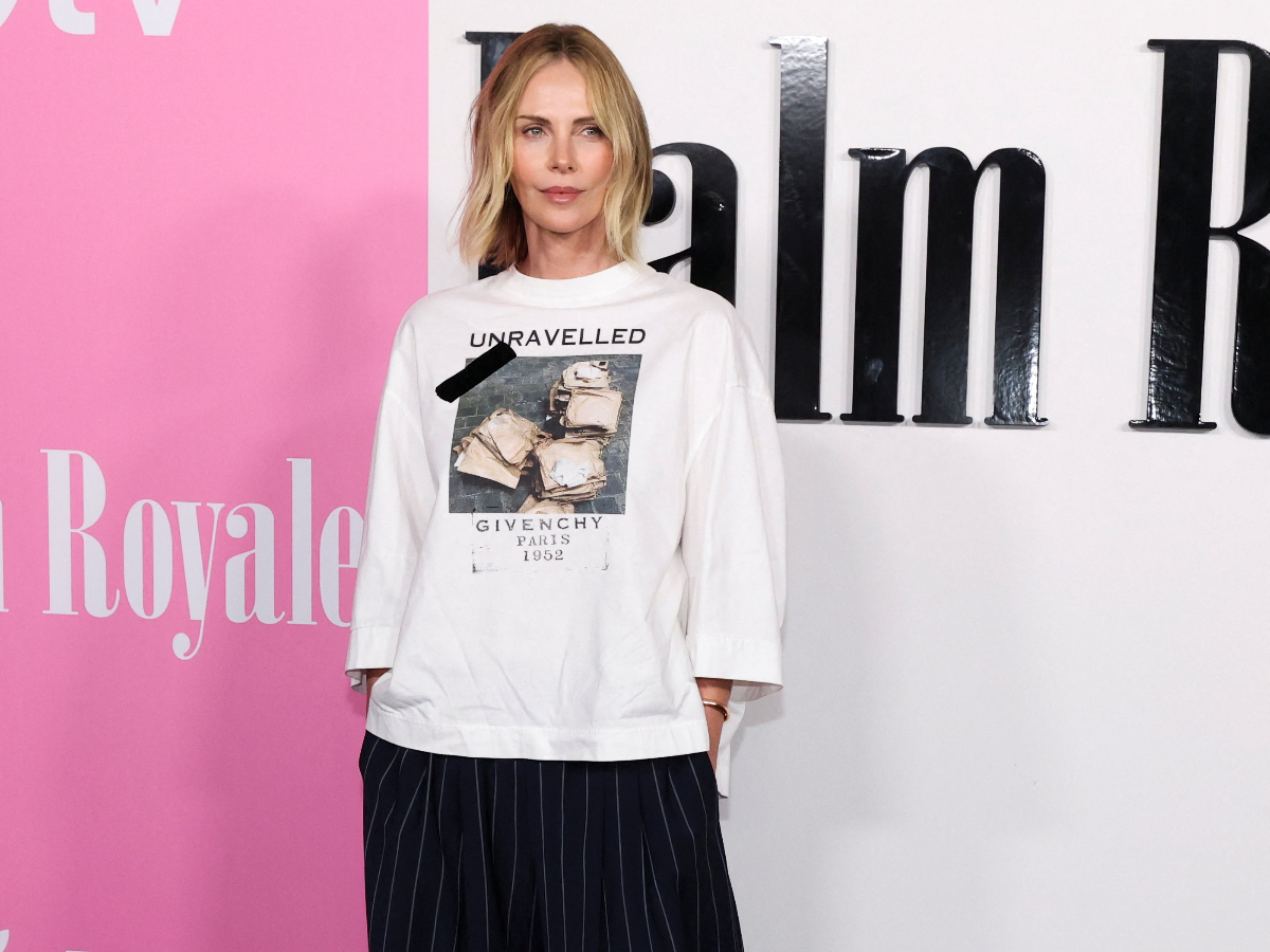 Casual look: Η Charlize Theron το έκανε τόσο σωστά που το πήγε… στο κόκκινο χαλί!