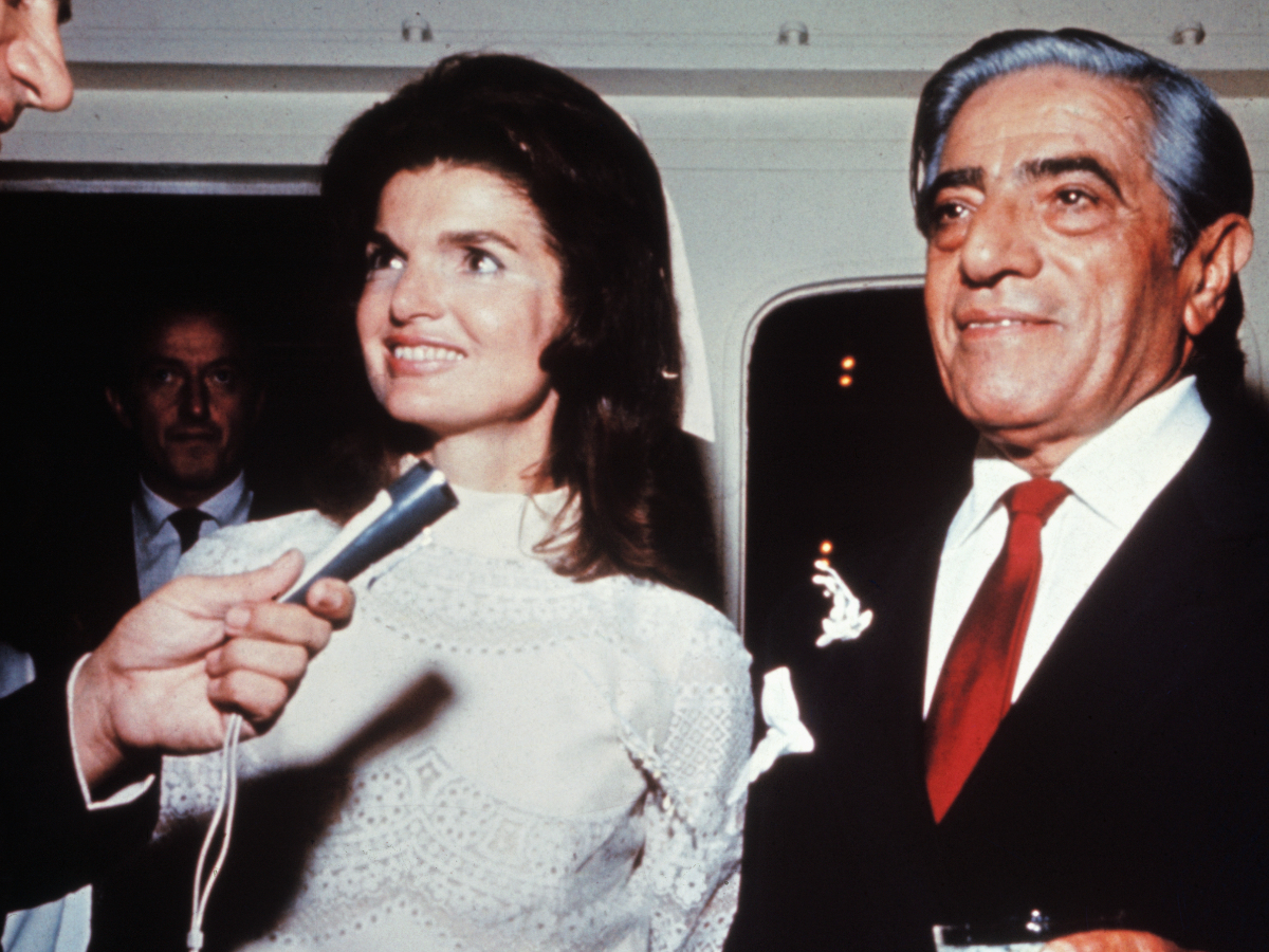Valentino: Η ιστορία πίσω από το νυφικό της Jackie O στον γάμο της με τον Αριστοτέλη Ωνάση