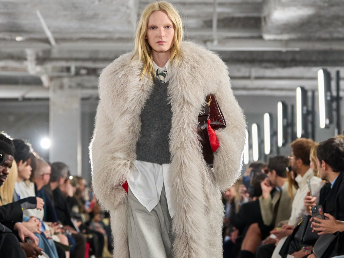 Φόρμα: Στο show της Ami Paris μεταμορφώθηκε στο απόλυτο parisian cool κομμάτι της σεζόν!