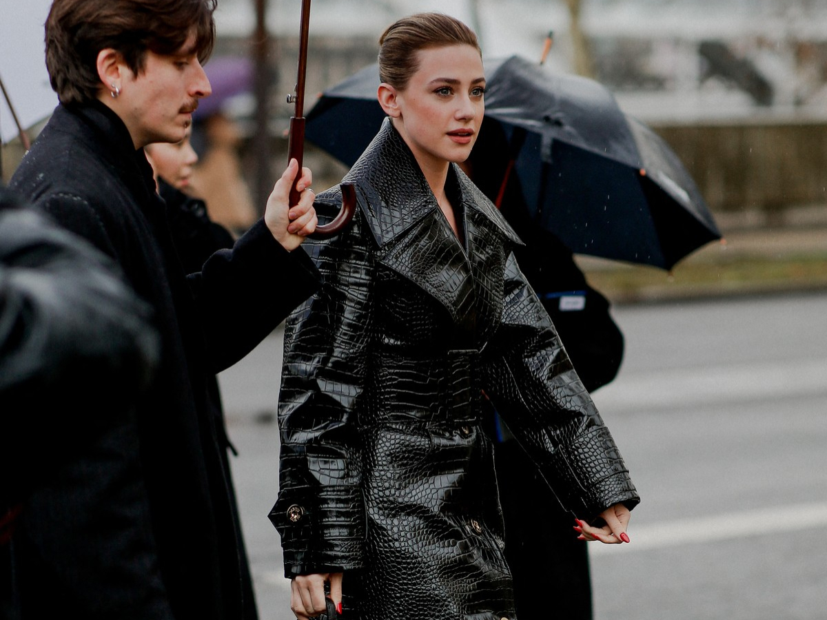 Μαθήματα στιλ κάτω από τη βροχή: Οι καλεσμένες του οίκου Patou έκλεψαν τις εντυπώσεις