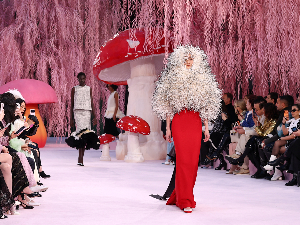 Chanel Couture: Ο Matthieu Blazy έστησε ένα παραμυθένιο σκηνικό για μια αιθέρια συλλογή Υψηλής Ραπτικής