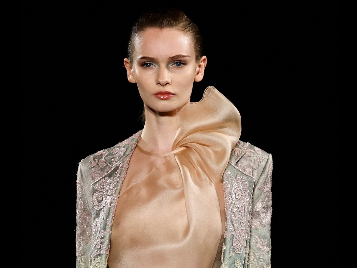 Giorgio Armani Privé ss26: To fresh μακιγιάζ ματιών με mint και ροδακινί πινελιές «φώτισε» την Couture συλλογή