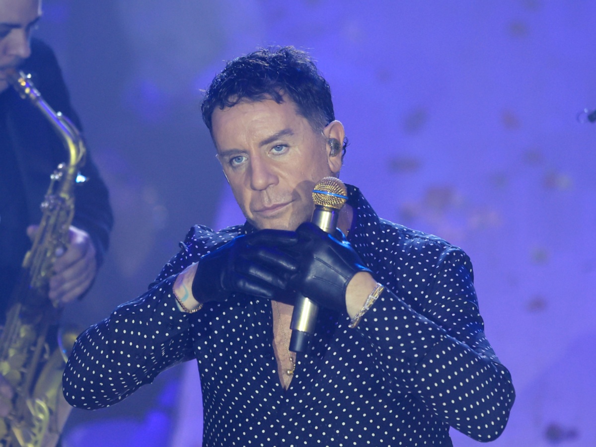 Γιώργος Μαζωνάκης: Κέρασε σφηνάκια τον κόσμο που βρισκόταν έξω από το νυχτερινό κέντρο που εμφανίζεται – «Για να ζεσταθείτε»