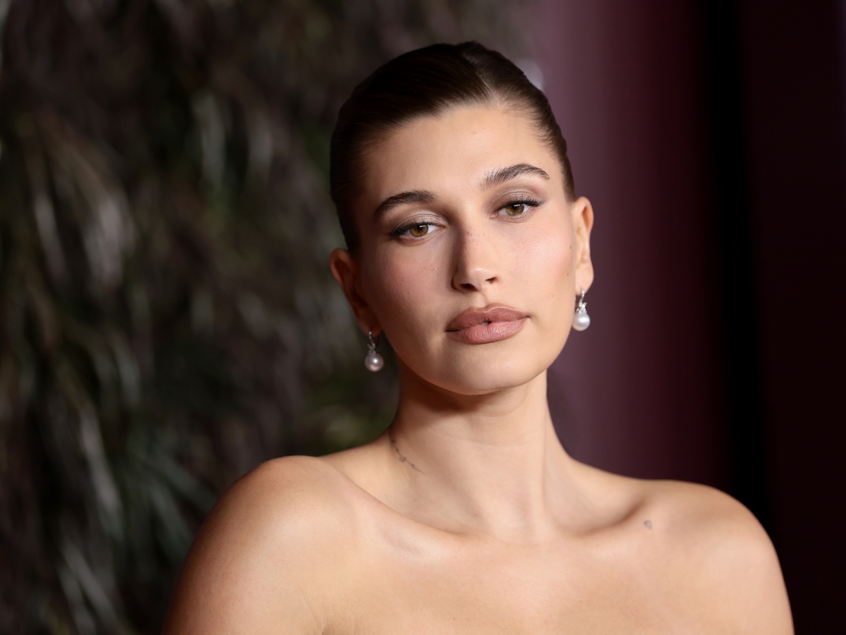 H Hailey Bieber υποστηρίζει ότι ένα καφέ μολύβι αρκεί για να δημιουργήσεις full make up και έχει δίκιο