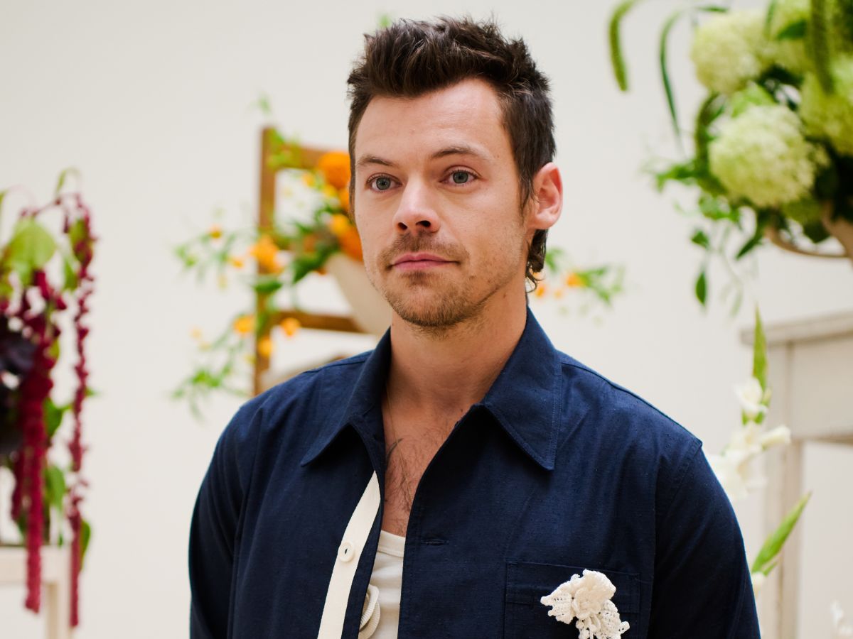 O Ηarry Styles ποζάρει με μαύρα eye patches προωθώντας με τον πιο fresh τρόπο τη δυναμική επιστροφή του