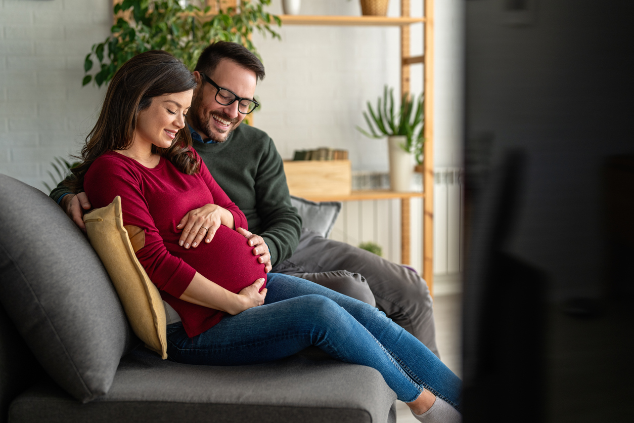 Πότε μπορεί ο σύντροφός σου να νιώσει το μωρό να κουνιέται;