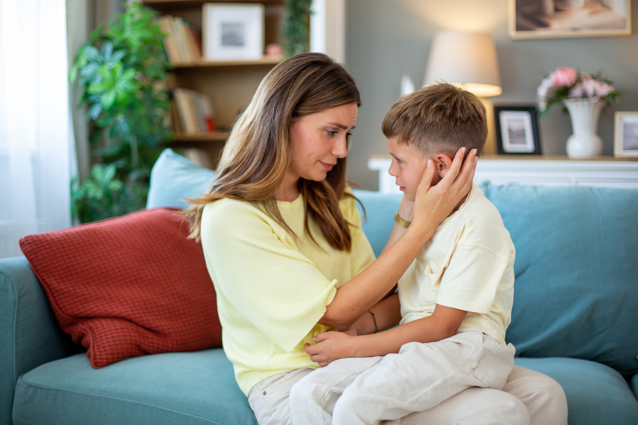 Όταν η επικαιρότητα βαραίνει: Πώς μιλάς στα παιδιά με ασφάλεια