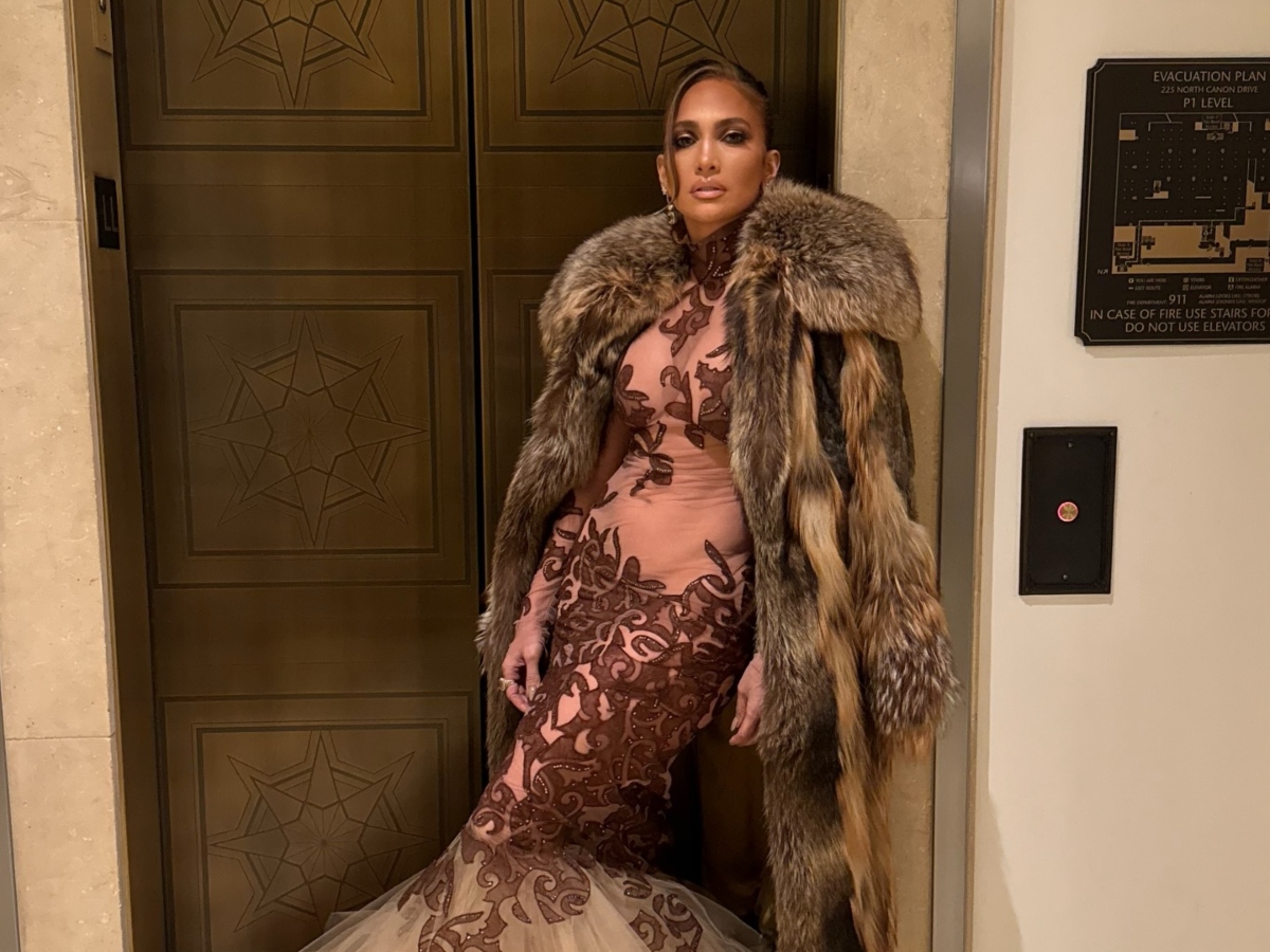 Το τελευταίο beauty look της Jennifer Lopez είναι μια ωδή στο Bridgerton