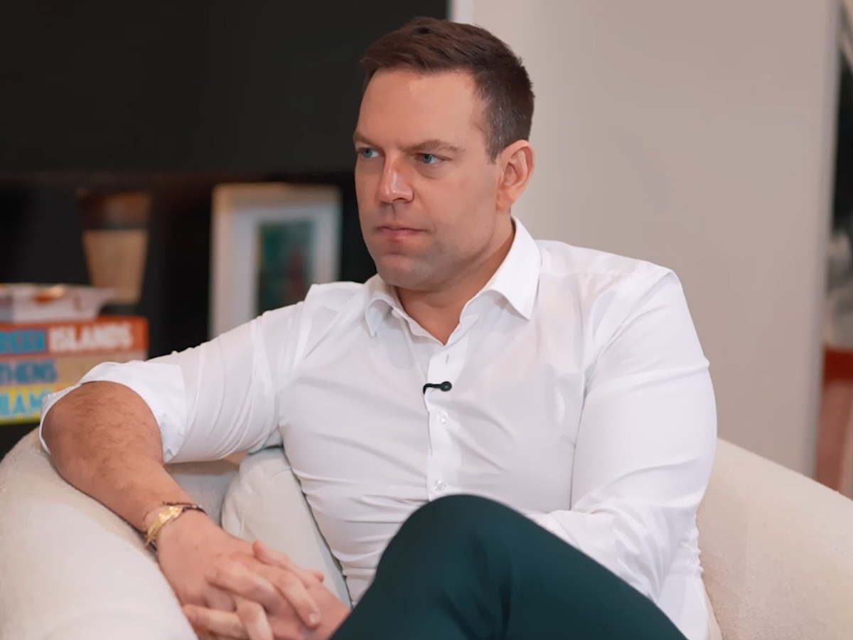 Στέφανος Κασσελάκης και Τάιλερ Μάκμπεθ άνοιξαν το σπίτι τους: «Συμβουλεύω τα νέα παιδιά που είναι γκέι, να το πουν στους γονείς τους»