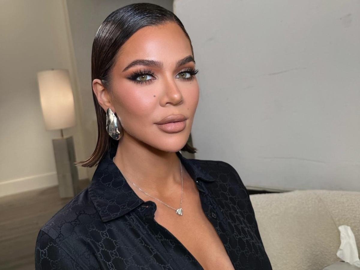 H Khloe Kardashian φοράει το τέλειο ρετρό αξεσουάρ μαλλιών που είναι matchy με το hot φόρεμά της