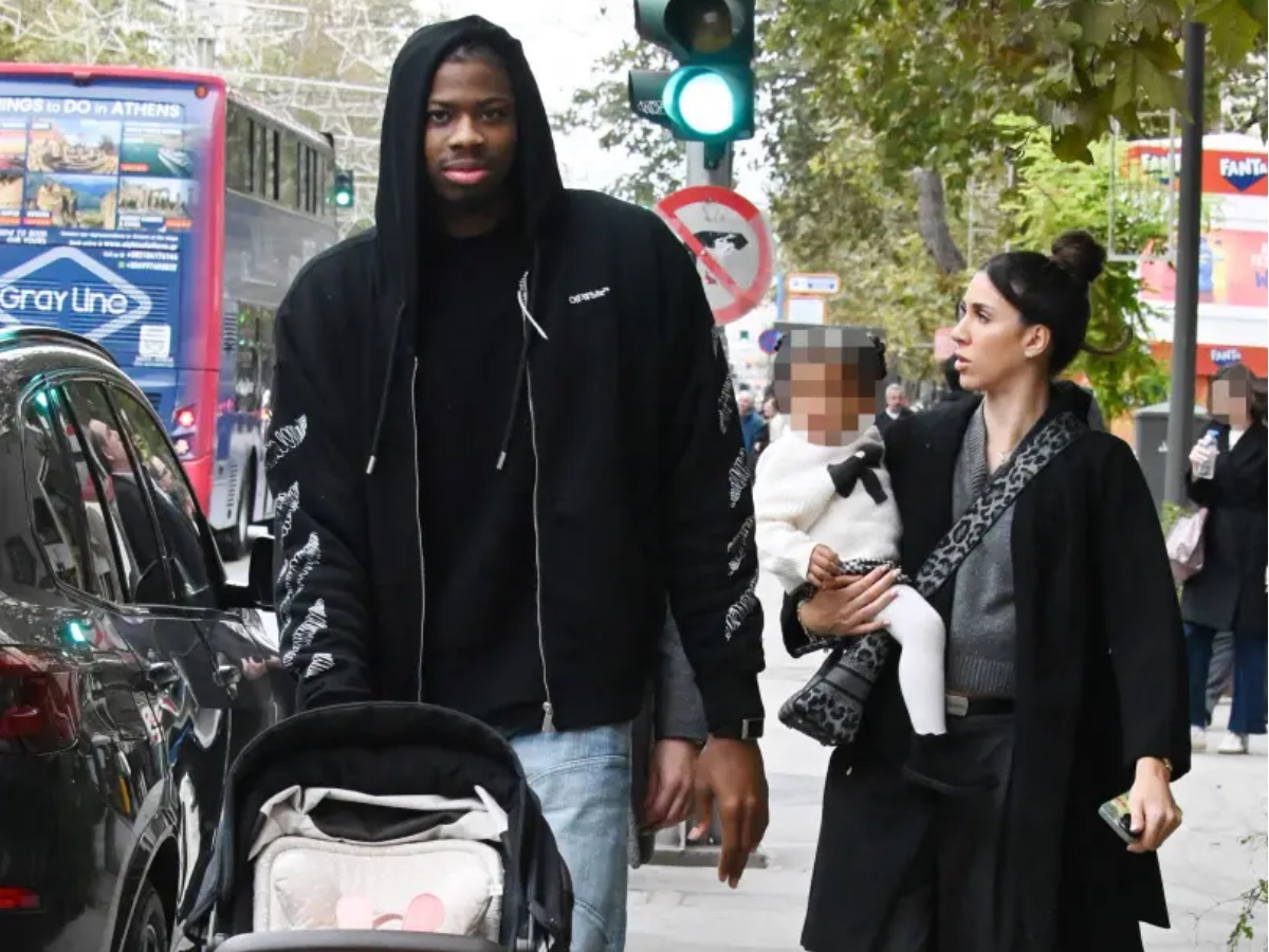 Κώστας Αντετοκούνμπο: Σπάνια βόλτα στο κέντρο της Αθήνας με τη σύζυγό του και την 2 ετών κόρη τους – Φωτογραφίες