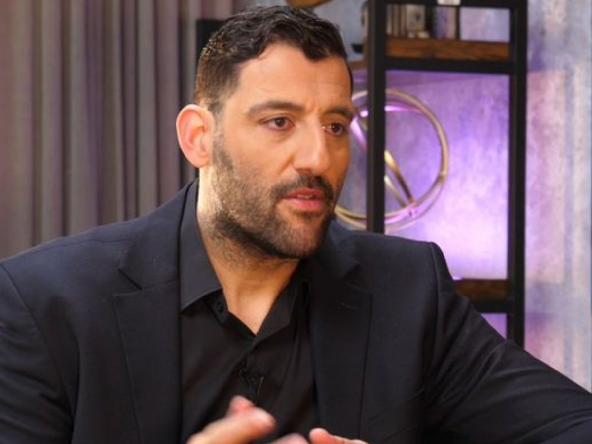 Γιάννης Μπουρούσης: «Προσπαθώ να αποφεύγω περίεργες ερωτήσεις που μου κάνουν οι κόρες μου – Δεν αισθάνομαι άνετα»