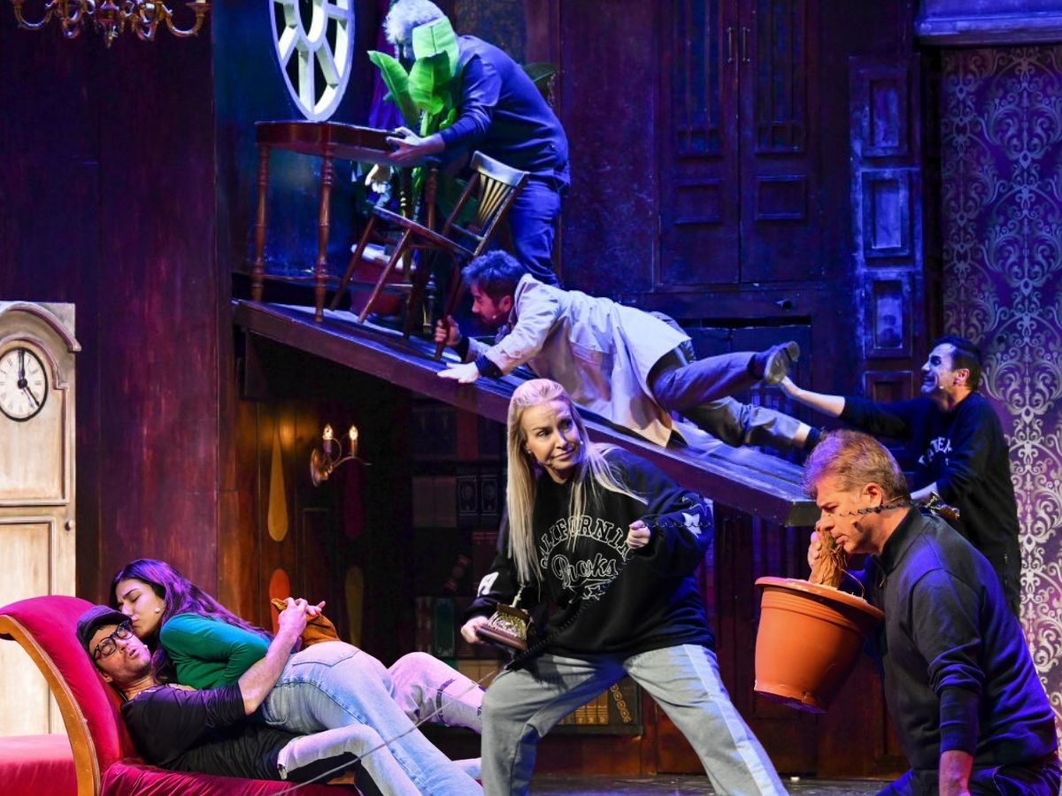 «Όλα… λάθος»: Το TLIFE τρύπωσε αποκλειστικά στην τελευταία πρόβα πριν από την πρεμιέρα του θεατρικού έργου