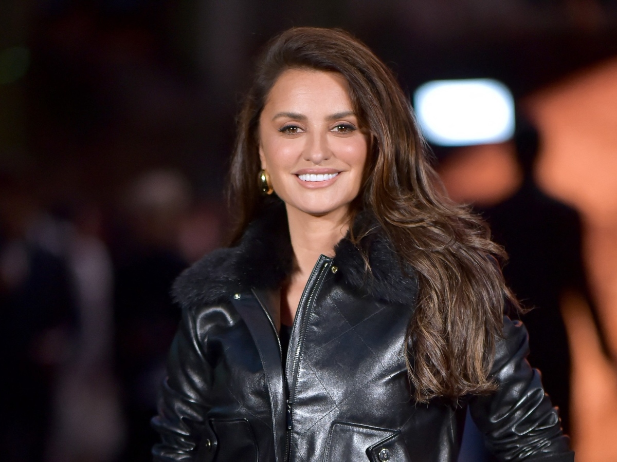 Η Penelope Cruz έκοψε τα μαλλιά της σε lob με τέλεια φράντζα στο πλάι και είναι πιο γοητευτική από ποτέ