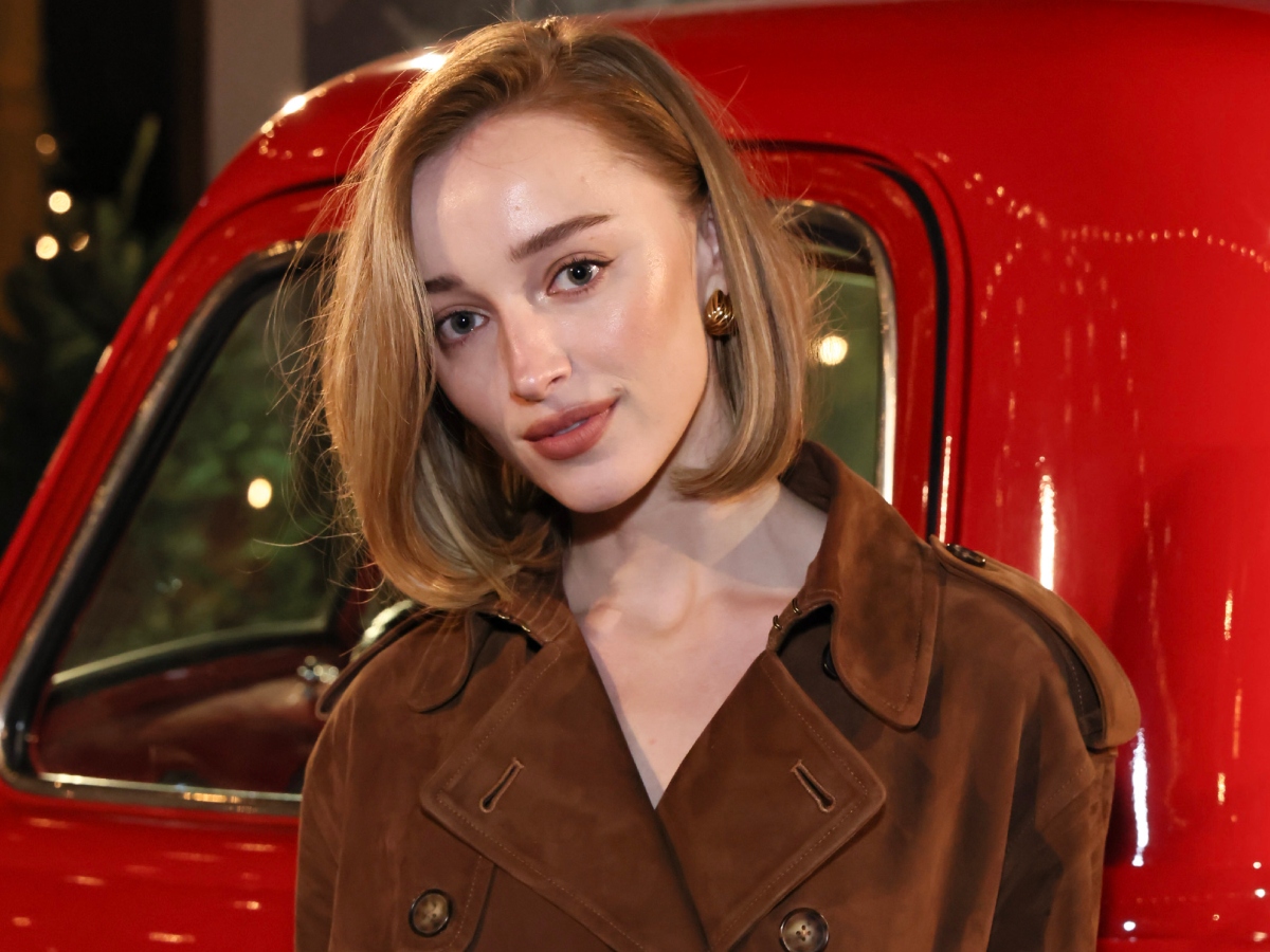 H Phoebe Dynevor υιοθέτησε το πιο κομψό χτένισμα στο πολύ κοντό bob της