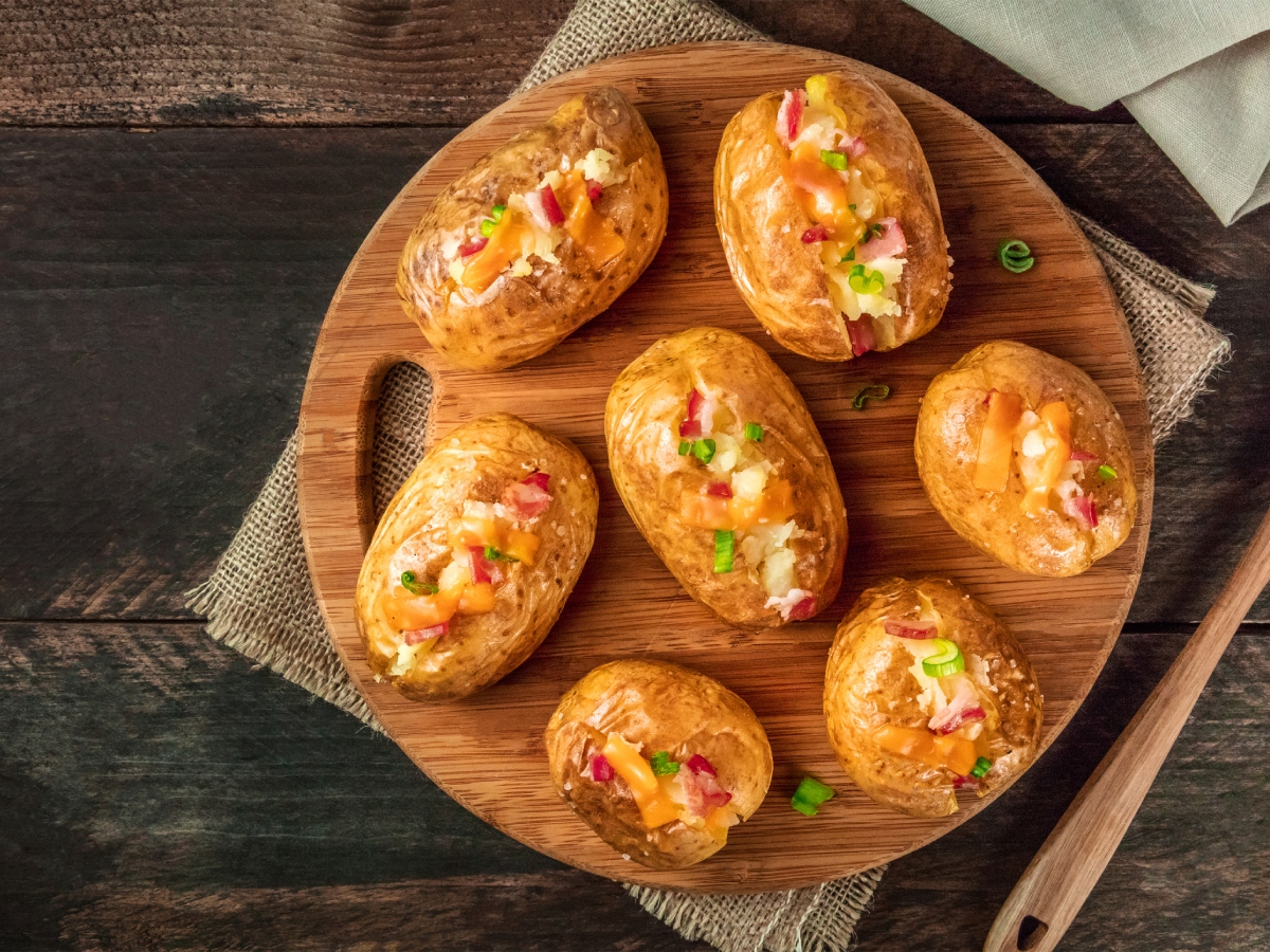 Συνταγή για ψητές πατάτες γεμιστές με τυρί και μπέικον