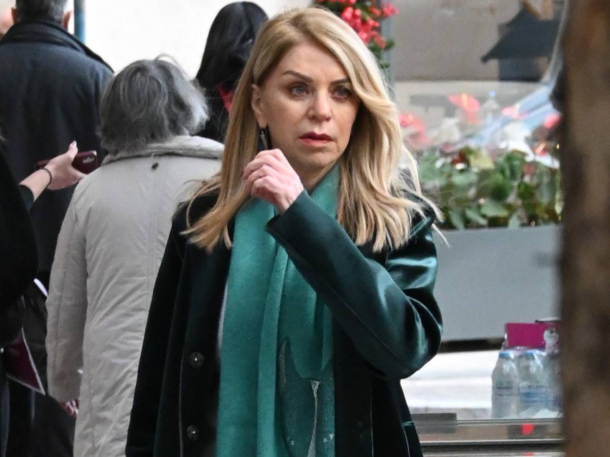 Έλλη Στάη: Μοναχική βόλτα στο κέντρο της Αθήνας – Φωτογραφίες