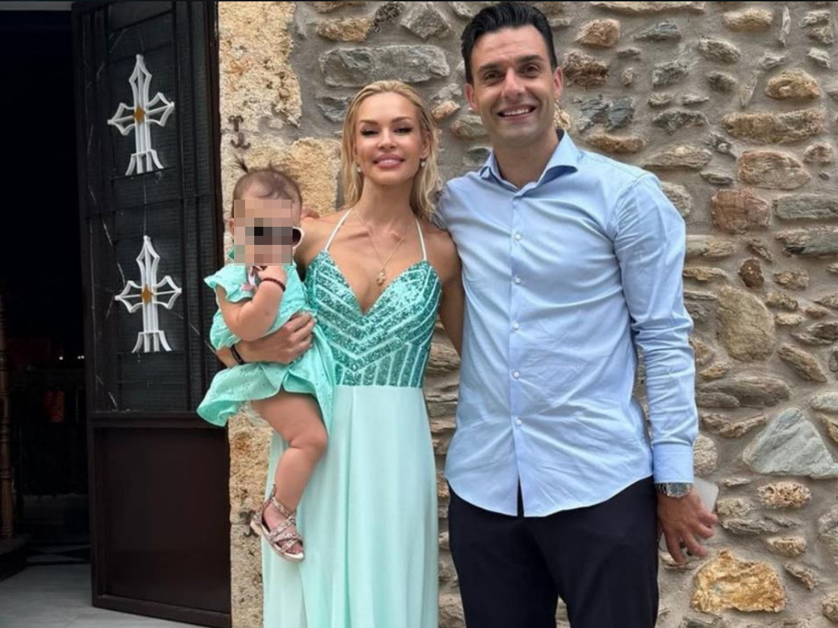Βίκυ Κάβουρα – Γιώργος Τζαβέλλας: Αυτό είναι το όνομα που θα πάρει η 1,5 έτους κόρη τους
