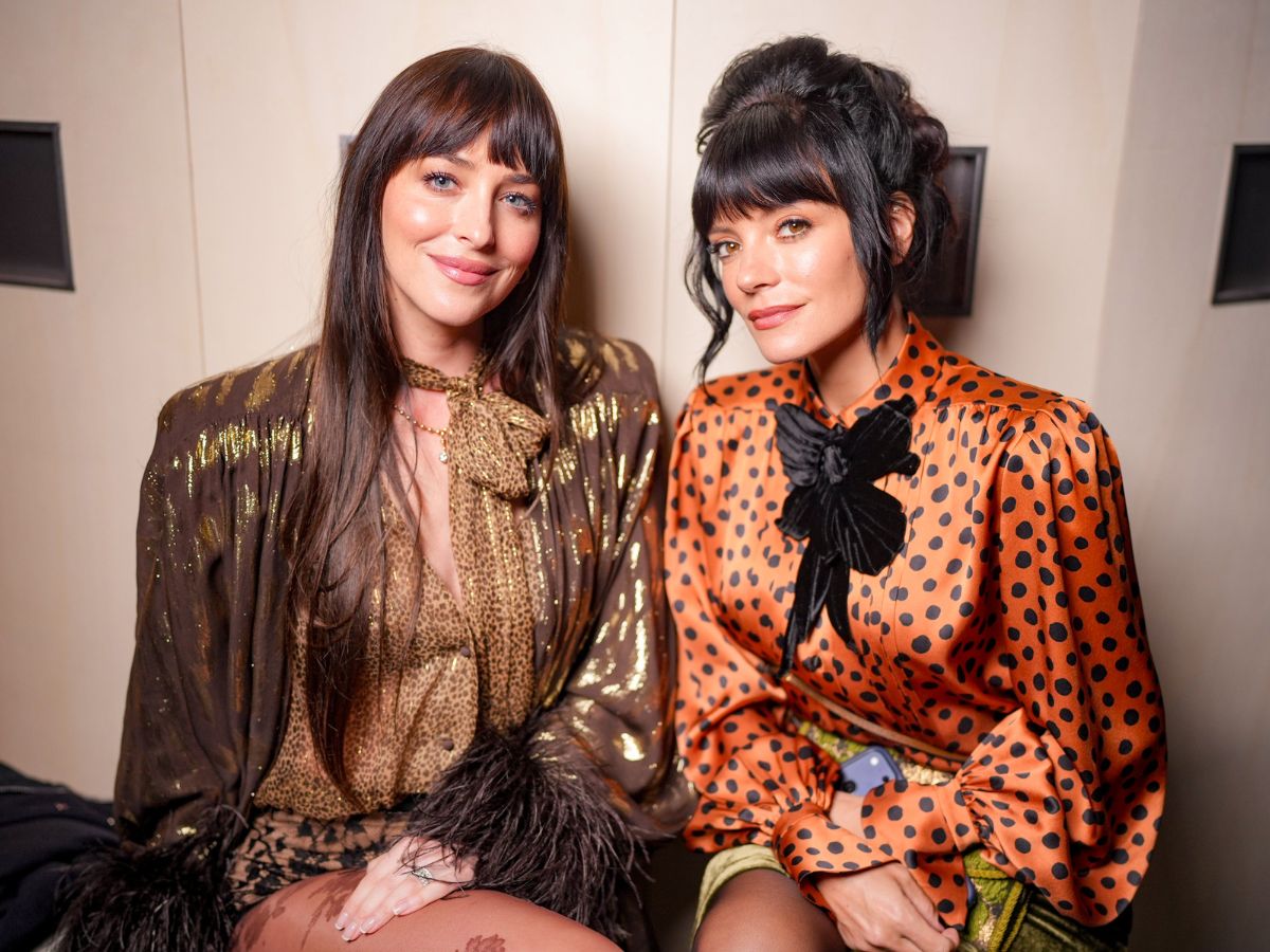 Valentino ss26: Dakota Johnson και Lily Allen με fluffy bangs και 60s αέρα
