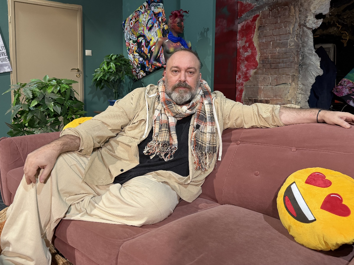 Ο Γιώργος Αλκαίος στο TLIFE: Η προσωπική ζωή, το ακραίο περιστατικό με φωτογράφο και η συνεργασία με τη Βουγιουκλάκη