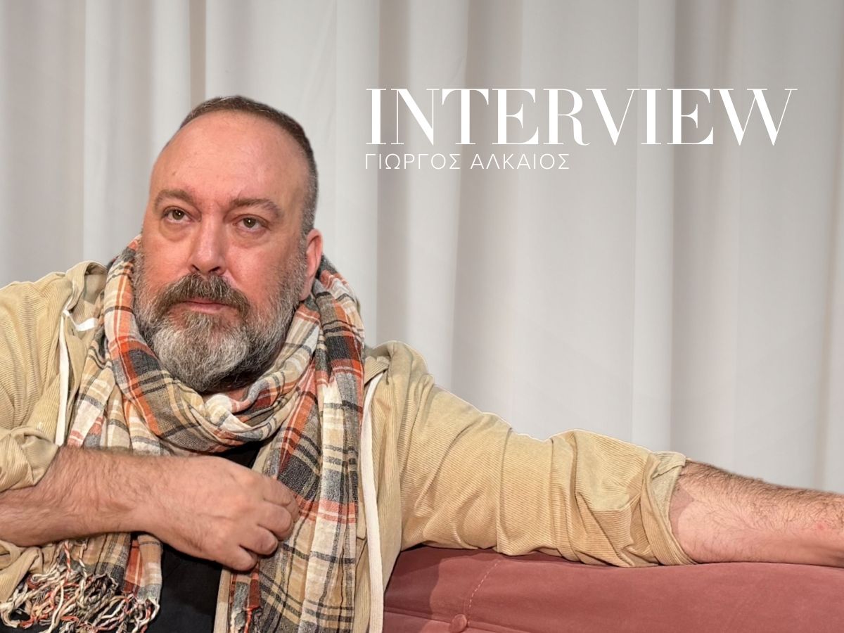 Ο Γιώργος Αλκαίος για όλα στο TLIFE: Το θέατρο, η συνεργασία με τη Βουγιουκλάκη, ο Σφακιανάκης και το ακραίο περιστατικό με φωτορεπόρτερ