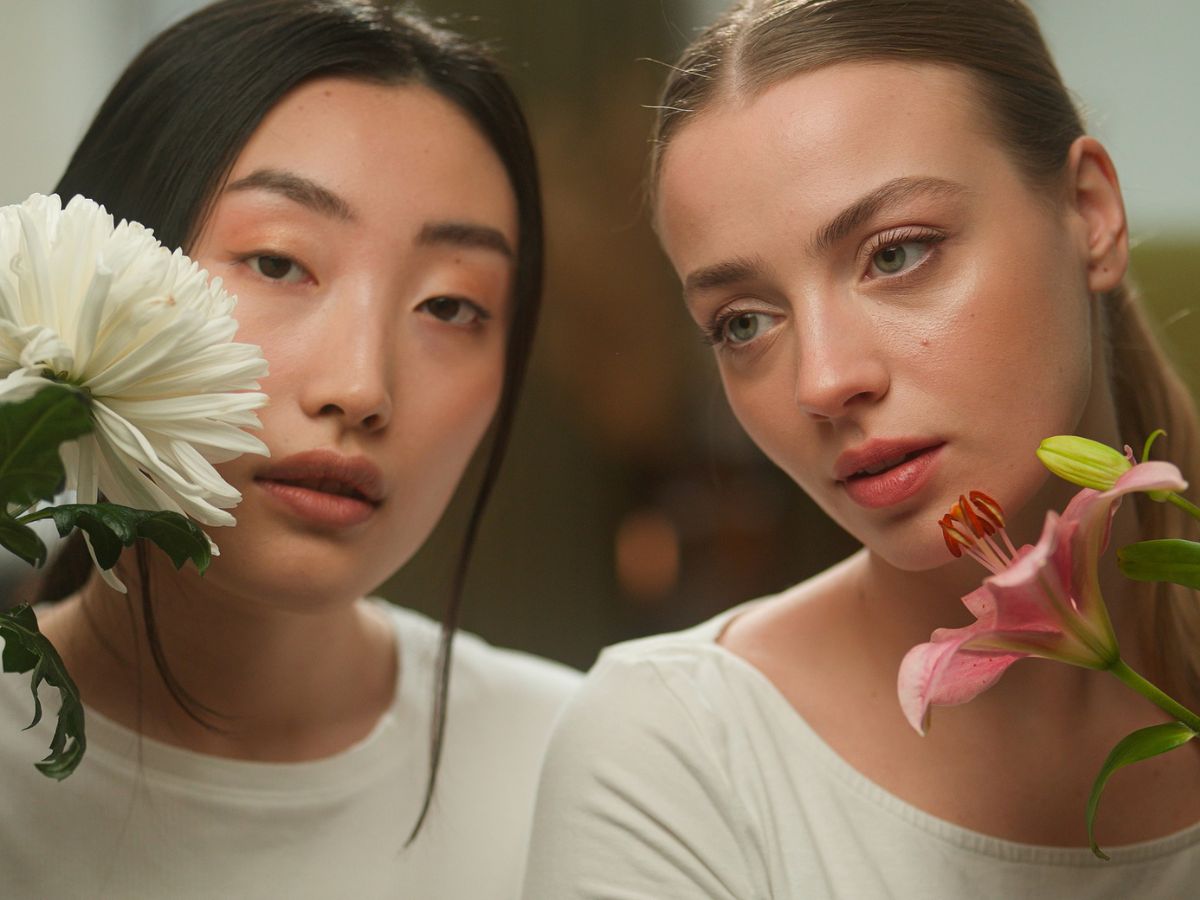 Οι ανοιξιάτικες τάσεις στα αρώματα φέρνουν πνοή φρεσκάδας και νοσταλγίας