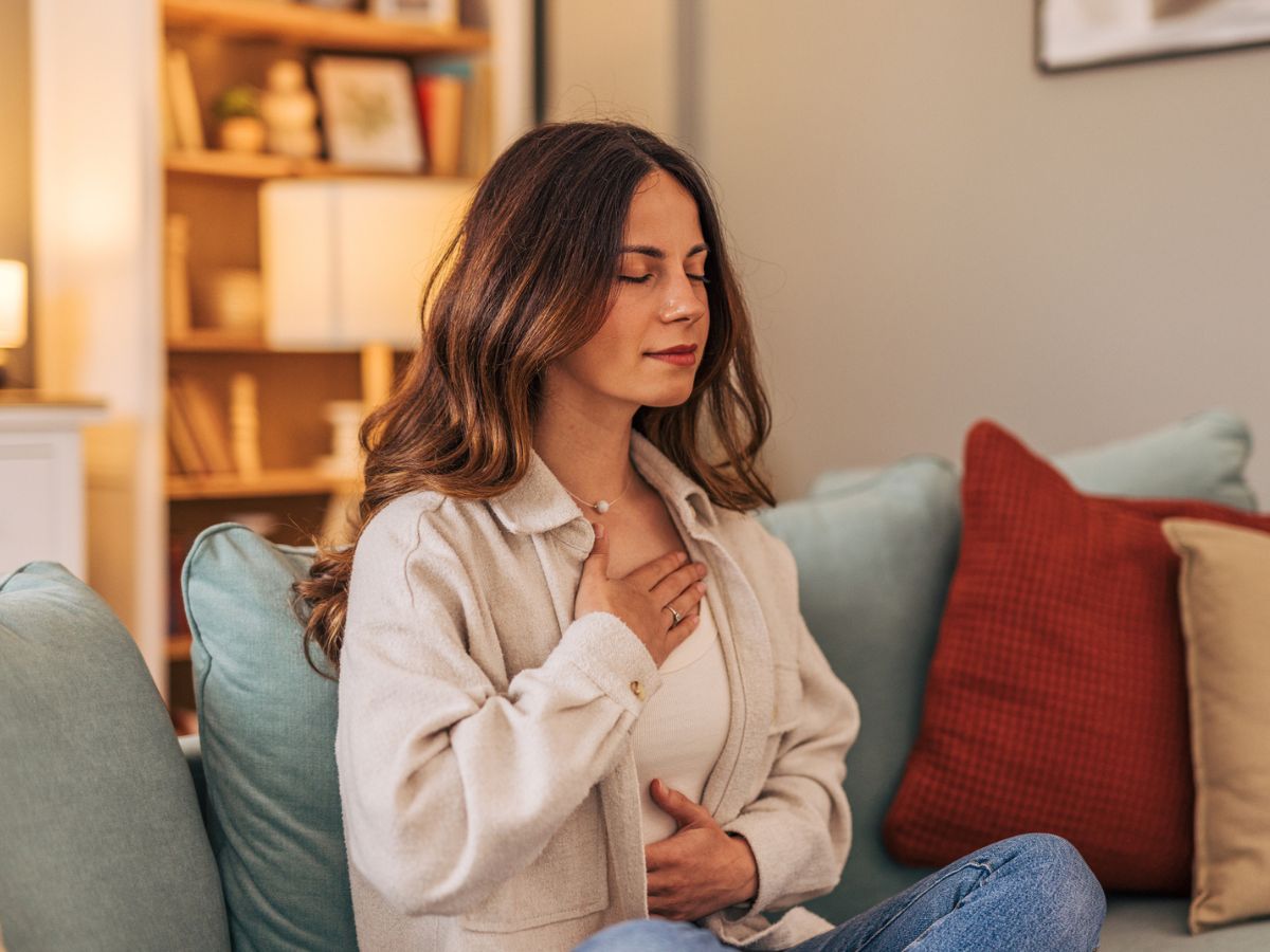 3 ασκήσεις αναπνοής για να «ρίξεις» τα επίπεδα κορτιζόλης και να μειώσεις το στρες