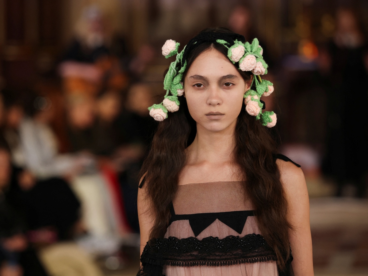 Εβδομάδα Μόδας Λονδίνο: Τα λουλούδια στα μαλλιά στο show του Bora Aksu θα σου θυμίσει πολλά