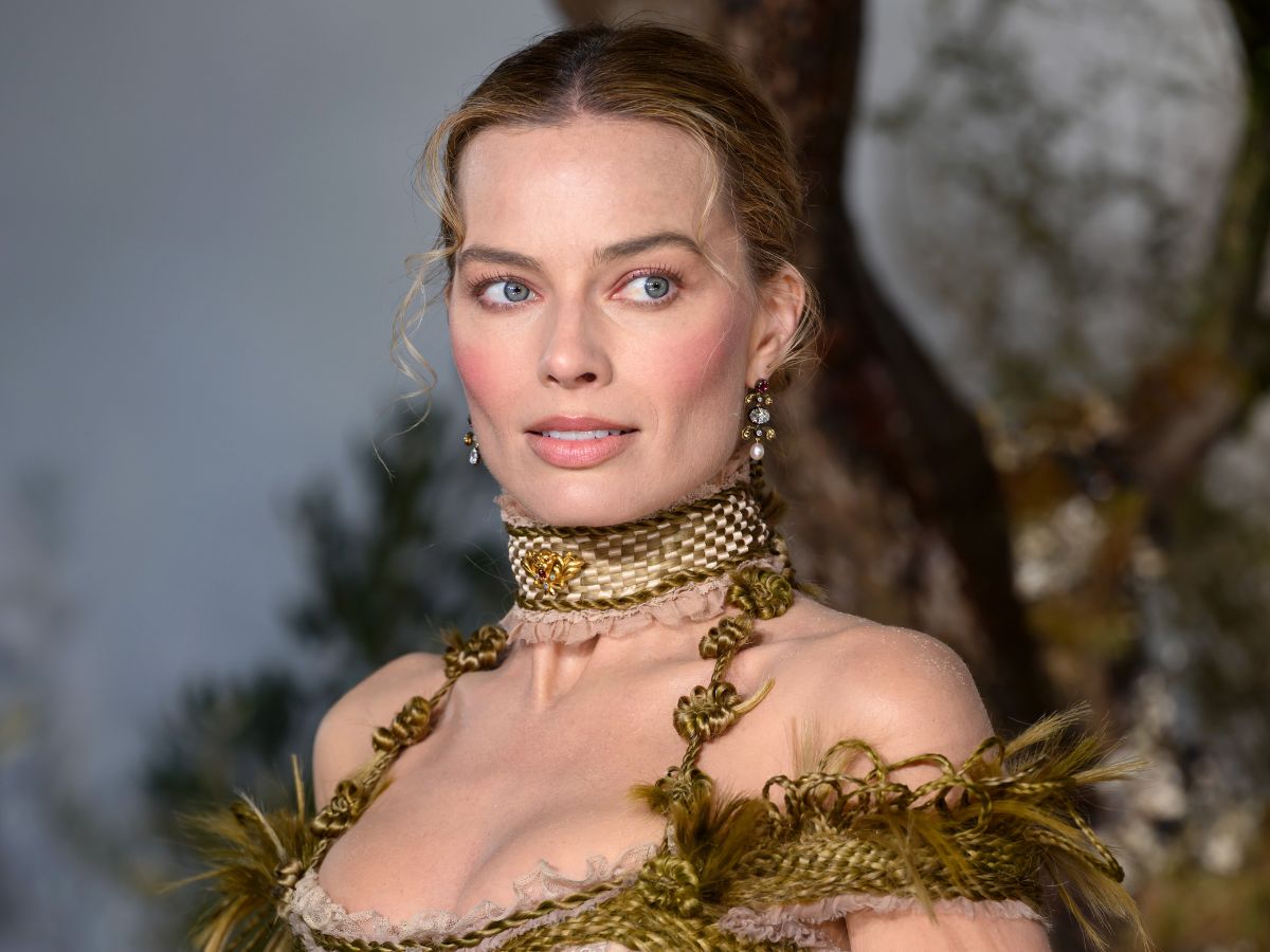 Brontë Blush: Η ανοιξιάτικη τάση στο ρουζ εμπνέεται από τα «Ανεμοδαρμένα Ύψη» – Μάθε πώς θα πετύχεις το look!