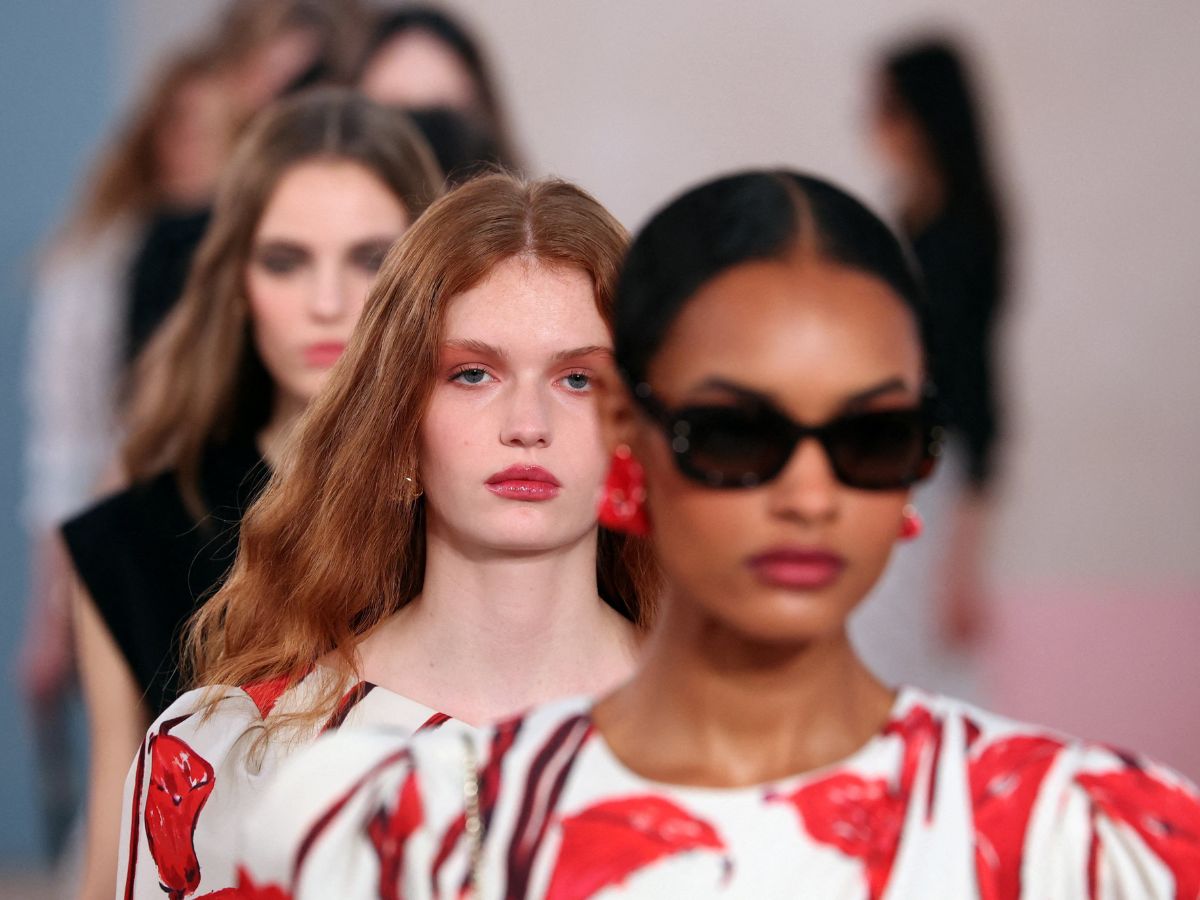 Carolina Herrera Fall 2026: Αρμονικές μονοχρωμίες και τολμηρές αντιθέσεις στο μακιγιάζ όρισαν το beauty αφήγημα της σεζόν