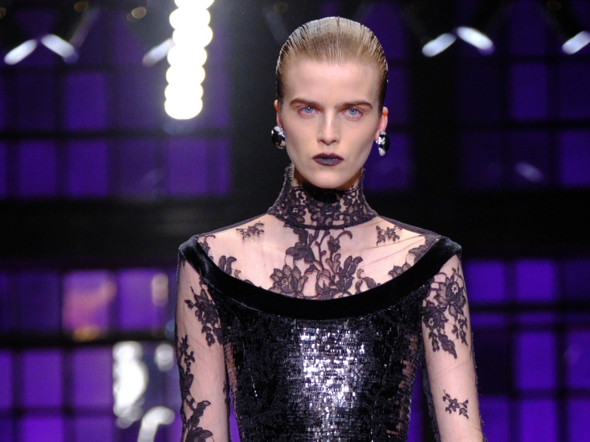 Το μαύρο κραγιόν επιστρέφει: Στο show του Roberto Cavalli είδαμε το απόλυτο dark romance look – Θα το τολμήσεις;