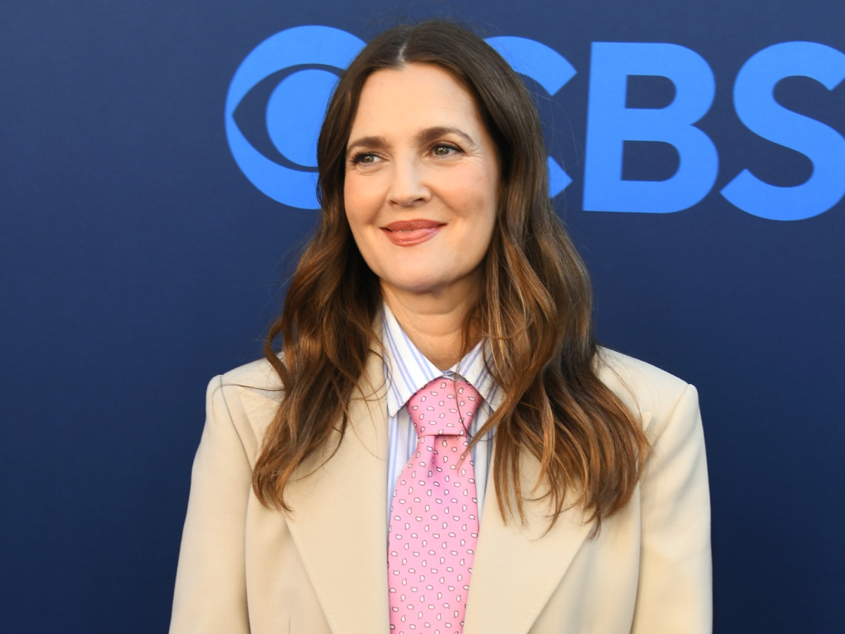 H Drew Barrymore έκανε την πιο ανατρεπτική αλλαγή στο χρώμα των μαλλιών της και υπεύθυνος είναι ο hairstylist της Kim Kardashian