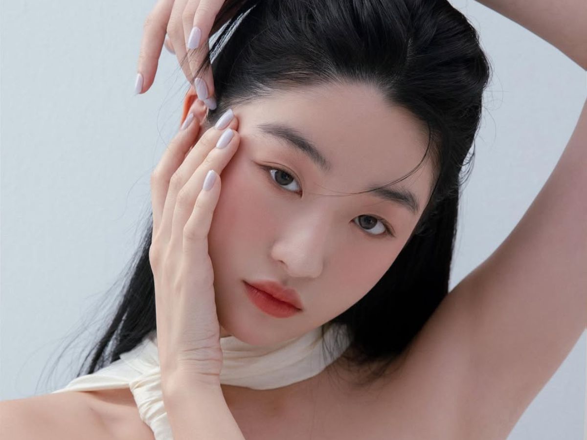 Εφέ lifting: To ρουζ κάτω από τα μάτια έχει γίνει viral στο Tik Tok και είναι τo trick που πρέπει να δοκιμάσεις