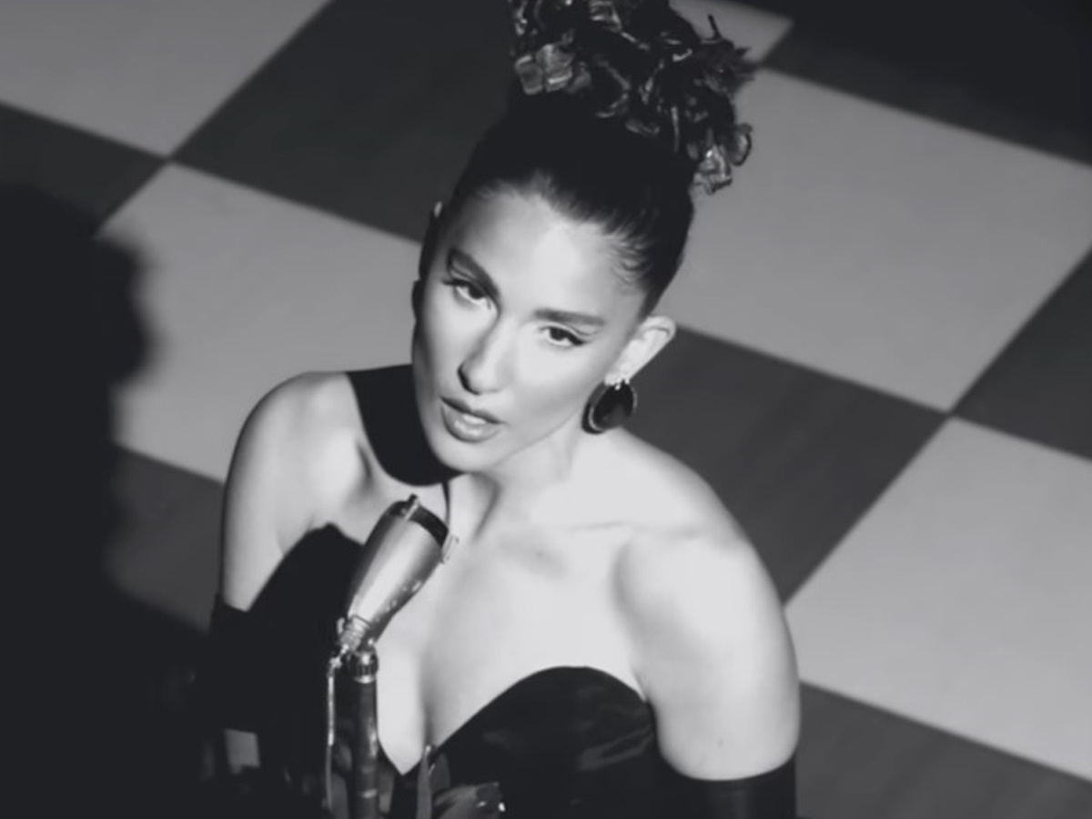 Evangelia: Σπάει πιάτα, χορεύει συρτάκι και απογειώνει το music video του PARÉA