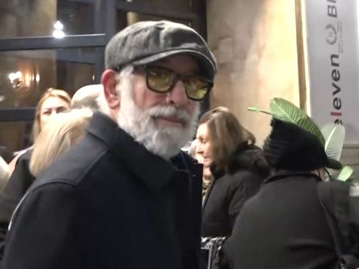 Πέτρος Φιλιππίδης: Η βραδινή έξοδος στο θέατρο και η on camera αντίδραση σε ρεπόρτερ – «Είσαι καλά, παιδί μου;»