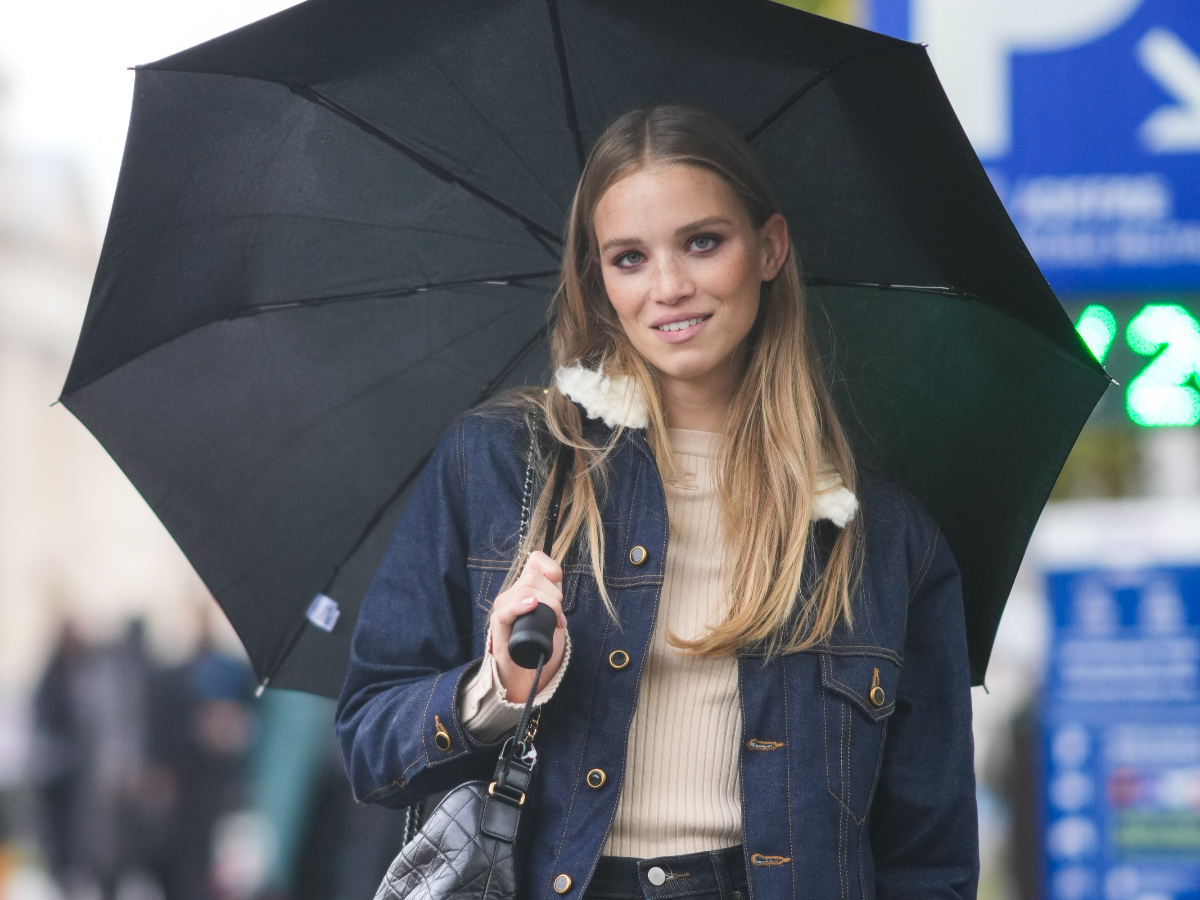 Βροχή: 4 styling tips που θα σε βγάλουν ασπροπρόσωπη στον άστατο καιρό