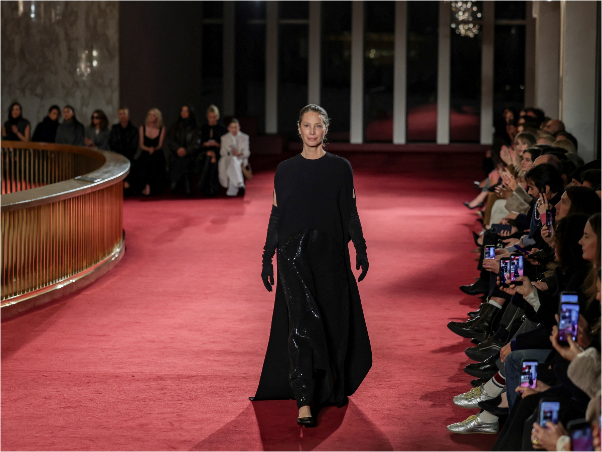 Michael Kors: Ένα φαντασμαγορικό show για τα 45 χρόνια του οίκου με την Christy Turlington στο catwalk