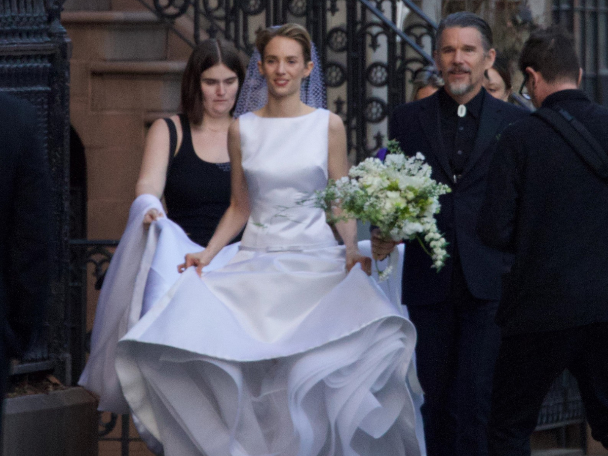 Uma Thurman – Ethan Hawke: Η κόρη τους Maya Hawke παντρεύτηκε τον αγαπημένο της σε μία ρομαντική τελετή στη Νέα Υόρκη