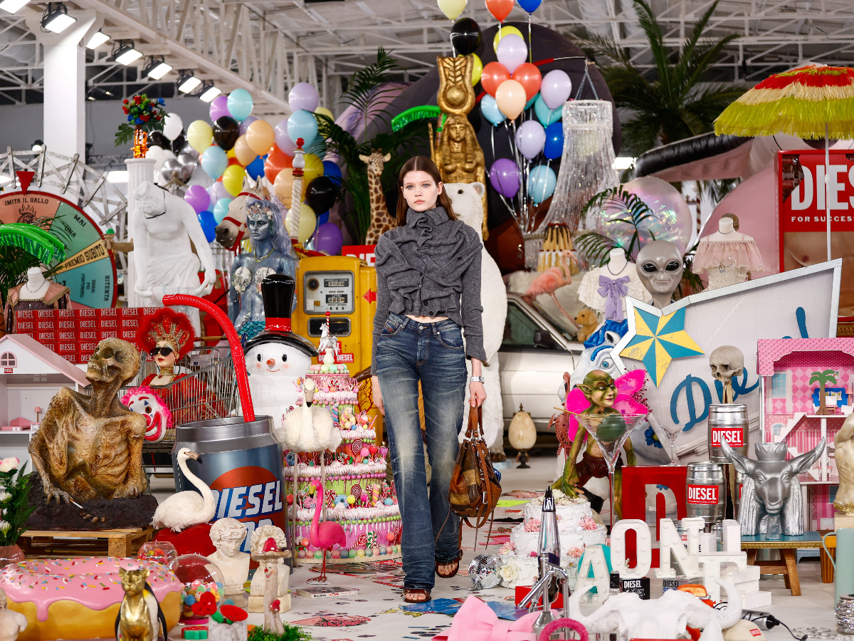 Η Diesel έστησε ένα εντυπωσιακό σκηνικό με 50.000 αντικείμενα στο catwalk – Η Milan Fashion Week FW26 ξεκίνησε φαντασμαγορικά!